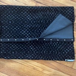 Lululemon customizable snap scarf